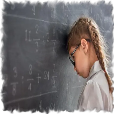 Niña apoyando su cabeza sobre un pizzaron con operaciones matemáticas.